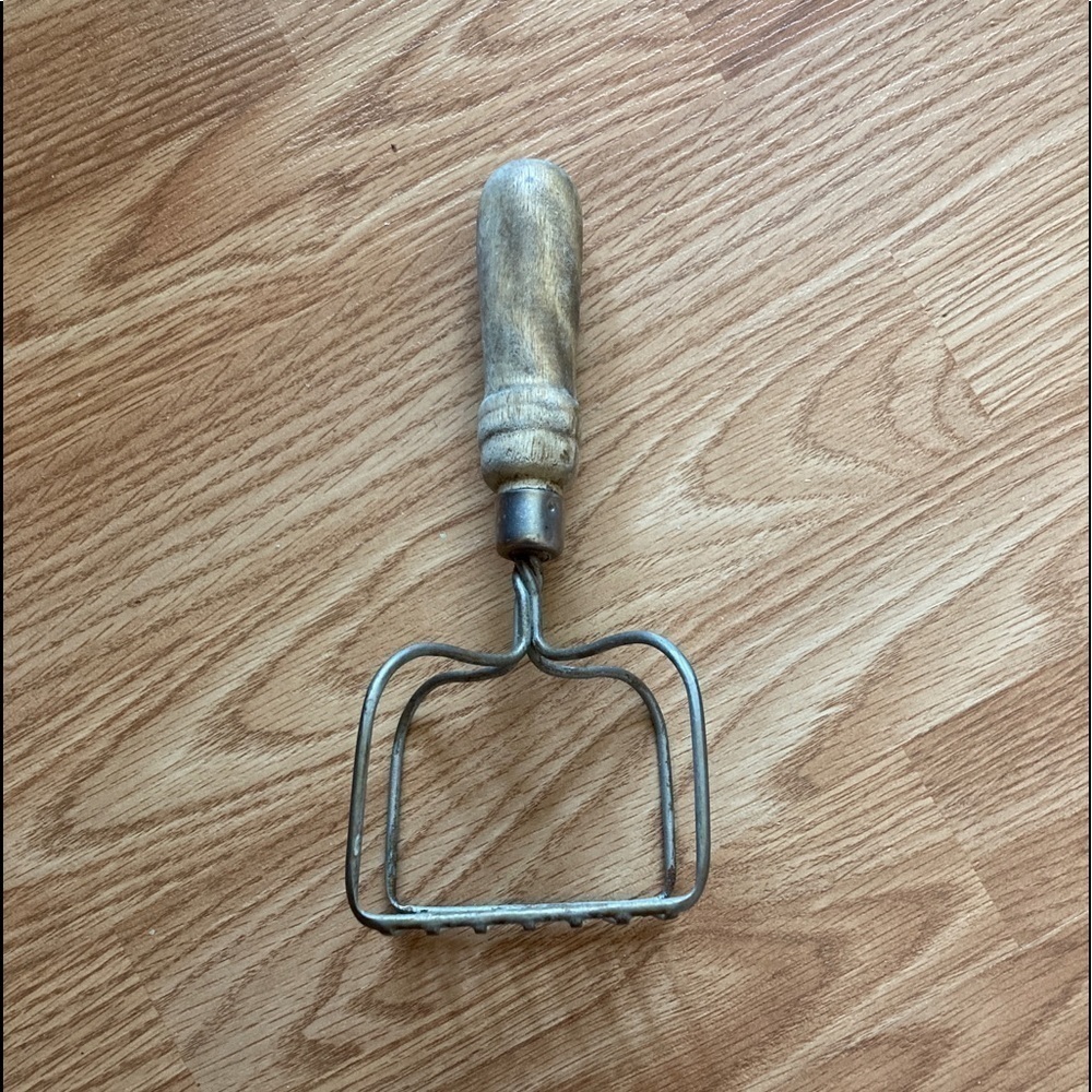 Vintage potato masher in very good vintage condition.